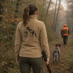 Veste polaire de chasse Terriers personnalisée femme, portée en forêt, motif terriers en grand dans le dos