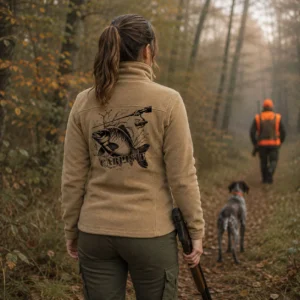 Veste polaire de pêche Carpe personnalisée femme, portée en forêt, motif carpe en grand dans le dos