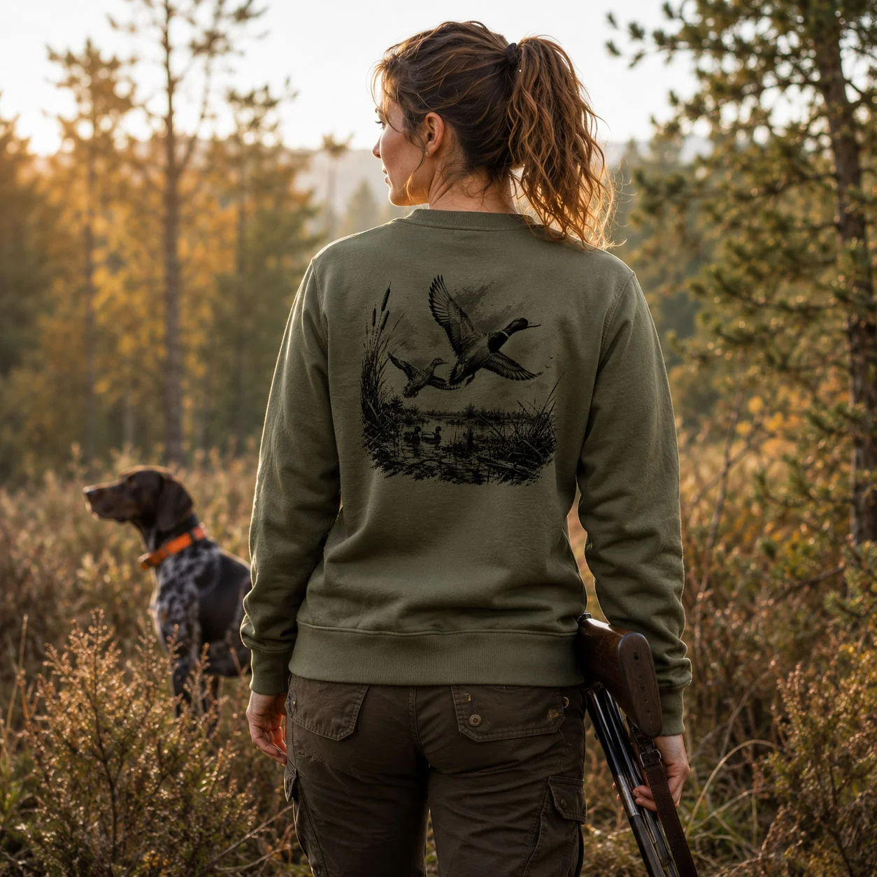 Sweat de chasse femme canard personnalise, porte en action