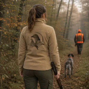 Veste polaire de chasse Palombe personnalisée femme, portée en forêt, motif palombe en grand dans le dos