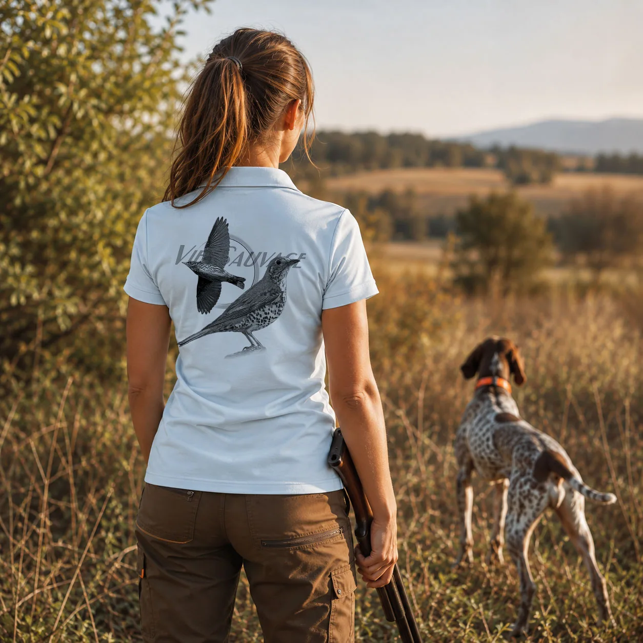 Motif grive, deux grives draines dont une en vol, imprimé en grand dans le dos d'un polo de chasse