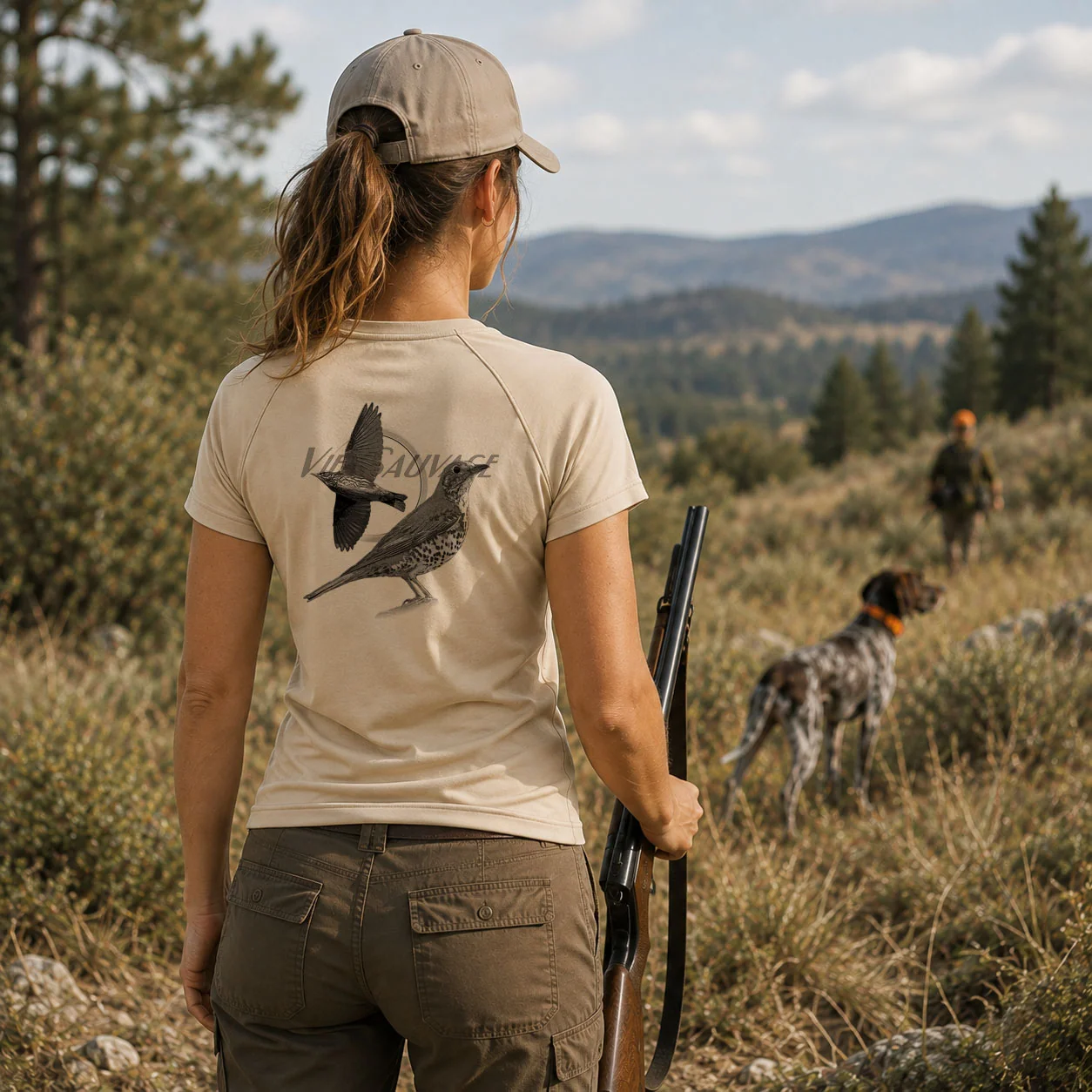 T-shirt de chasse Grive personnalisé — femme, porté en action